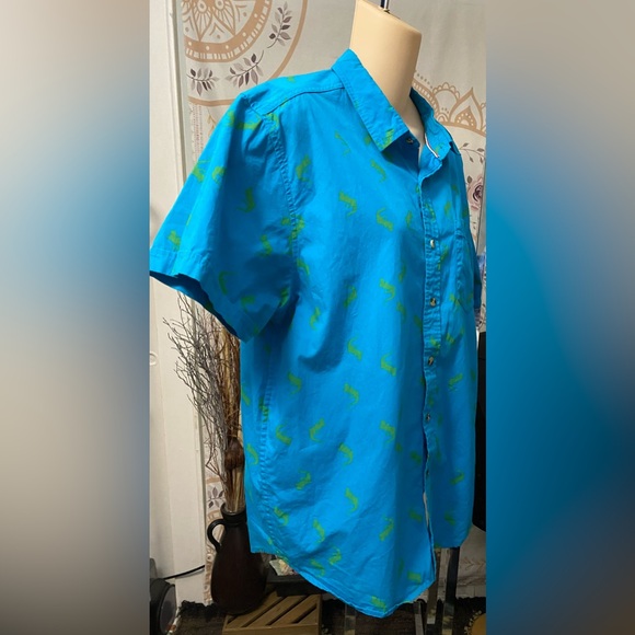 EUC Plugg Men’s Large Button Down Bright Blue Short Sleeve Shirt w/ Gecko Print - Picture 6 of 9